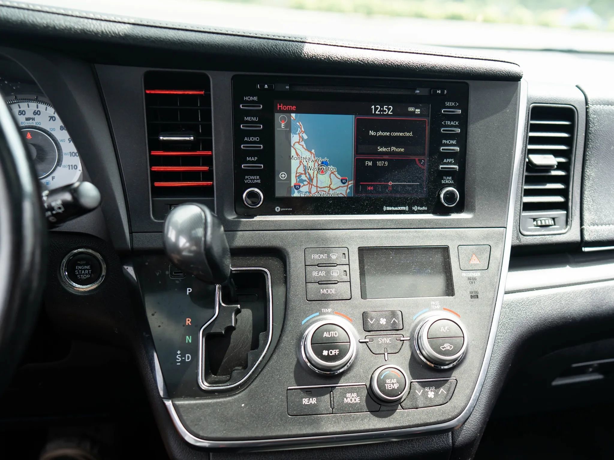 Used 2018 Toyota Sienna SE image 29