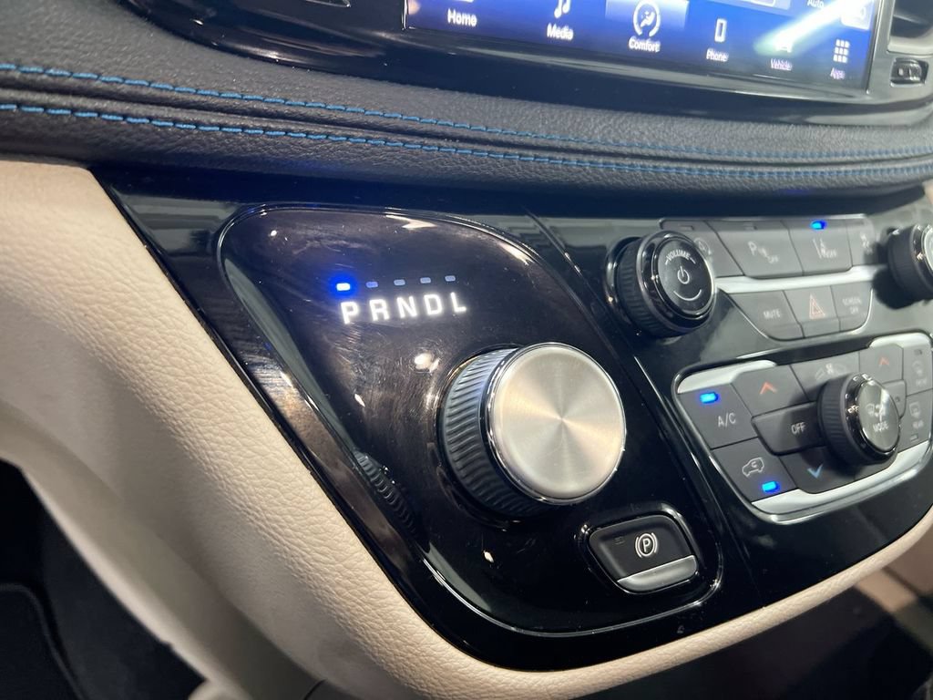 Used 2021 Chrysler Pacifica Touring w/ Uconnect Theater Family Group FWD image 17