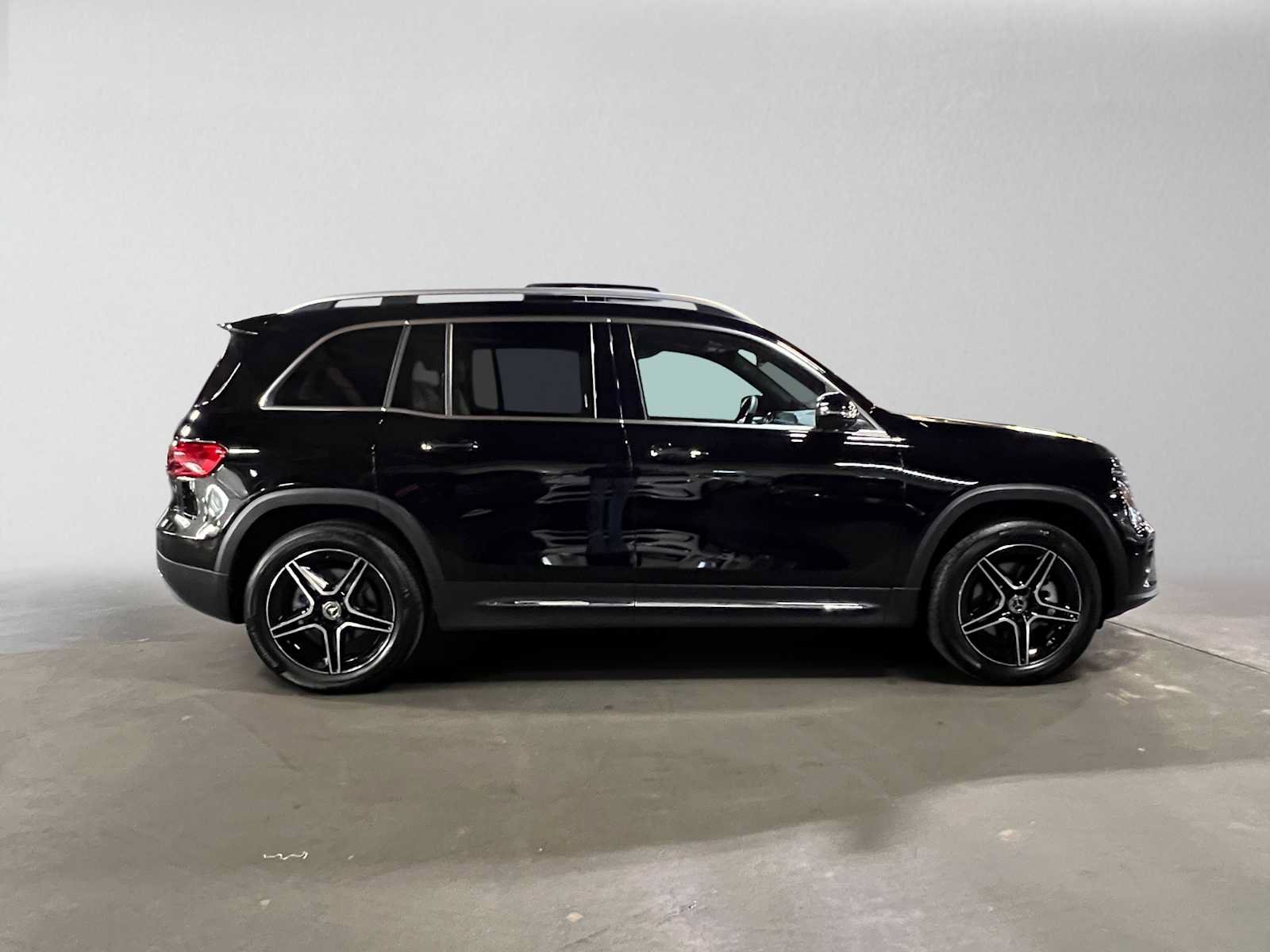 Used 2026 Mercedes-Benz GLB 250 4MATIC image 2