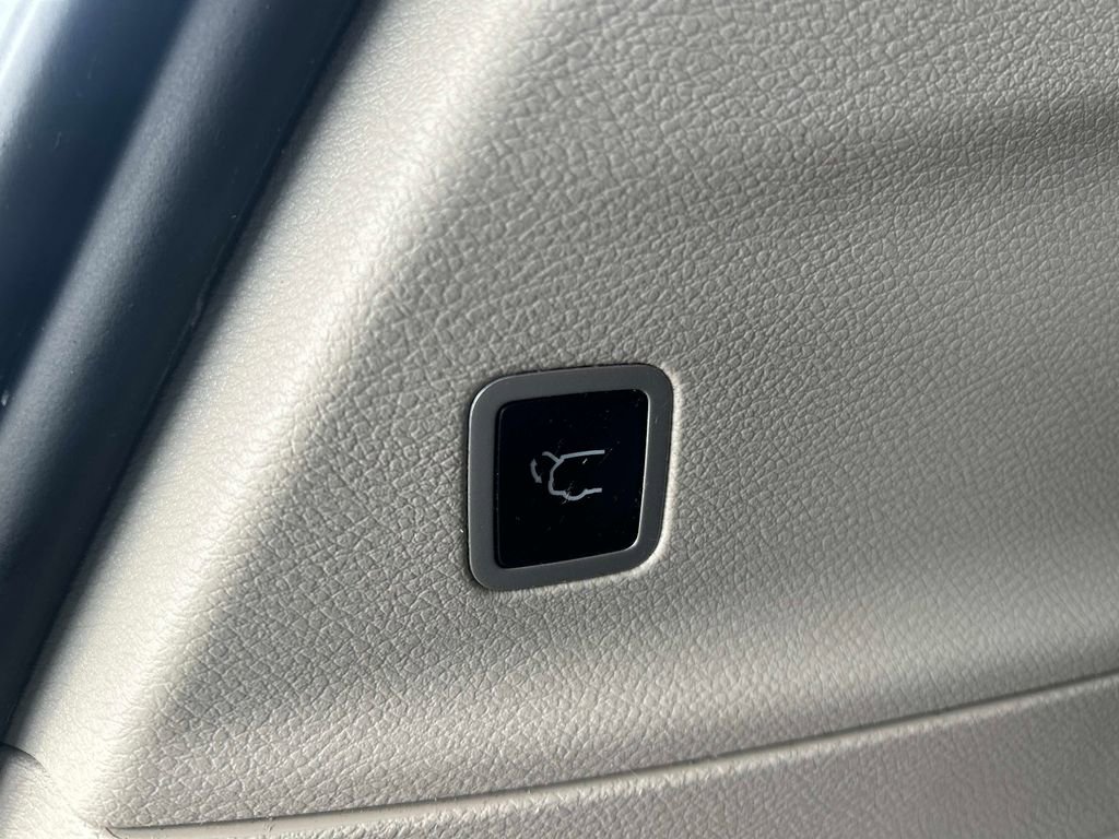 Used 2023 Chrysler Voyager LX image 15
