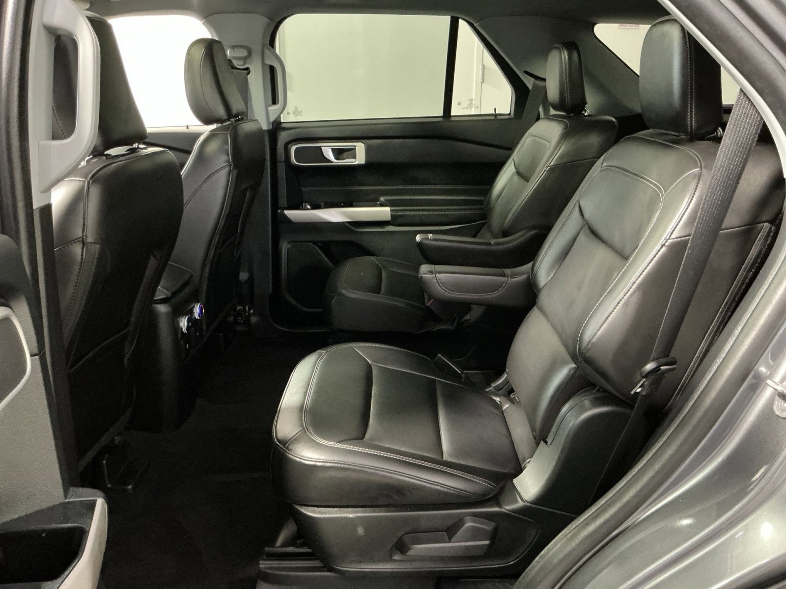 Used 2022 Ford Explorer XLT w/ Equipment Group 202A AWD/4WD image 25