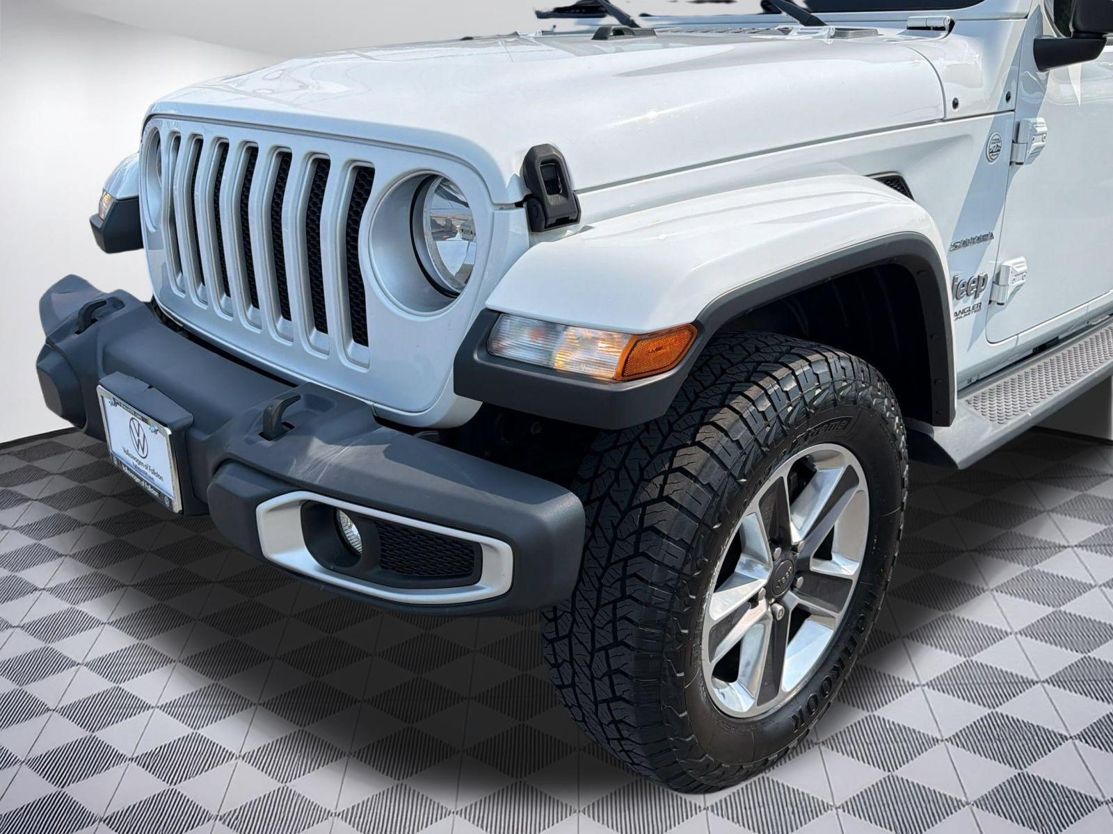 Used 2019 Jeep Wrangler Unlimited Sahara w/ Cold Weather Group AWD/4WD image 12