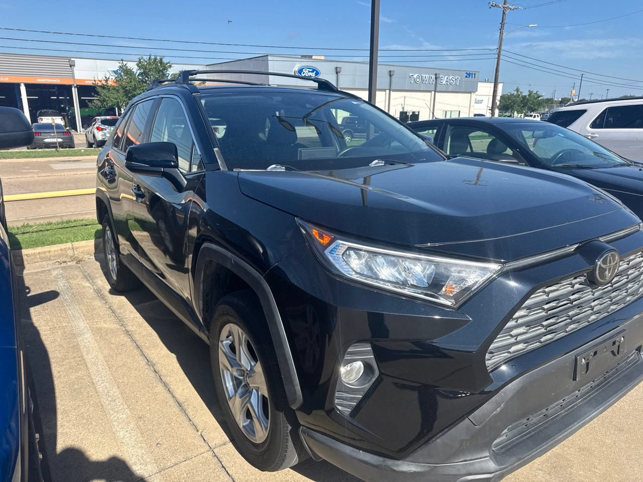 Used 2019 Toyota RAV4 XLE w/ Convenience Package FWD image 3