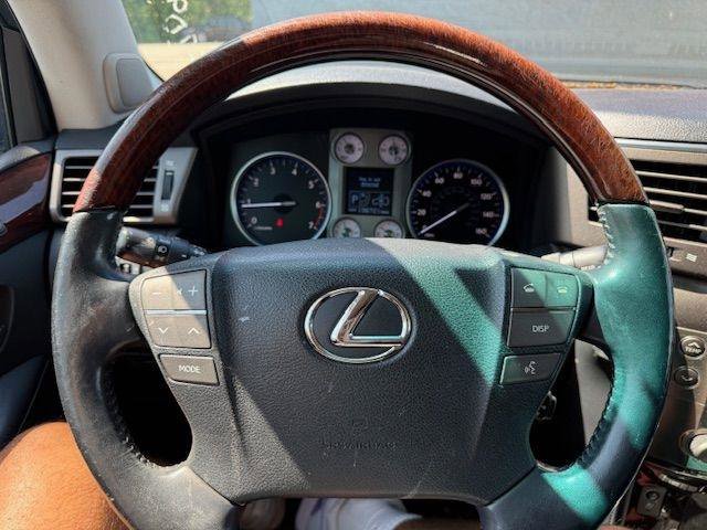 Used 2011 Lexus LX 570 4WD w/ Luxury Pkg image 9