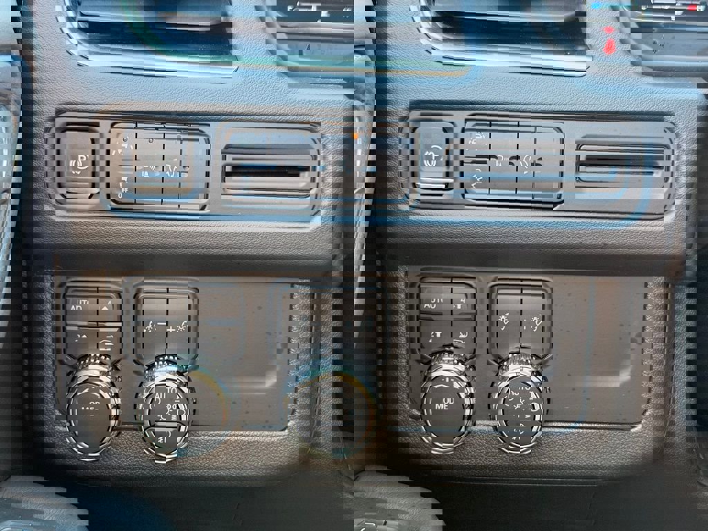 Used 2024 GMC Yukon XL SLT image 29