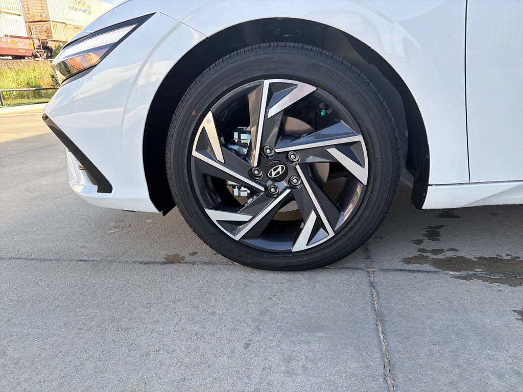 New 2026 Hyundai Elantra Limited FWD image 31