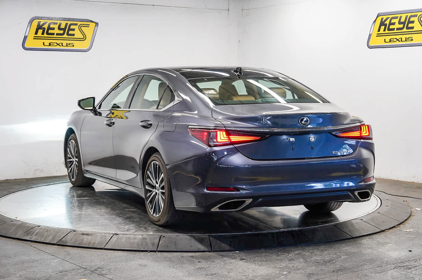 Used 2024 Lexus ES 350 w/ Premium Package FWD image 2