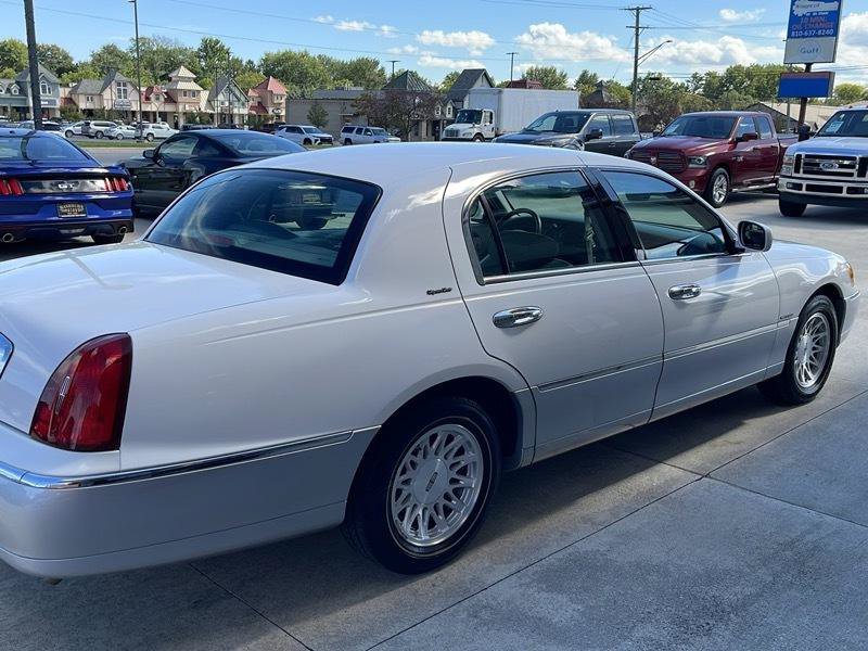 Used 1999 Lincoln Town Car Signature RWD image 10