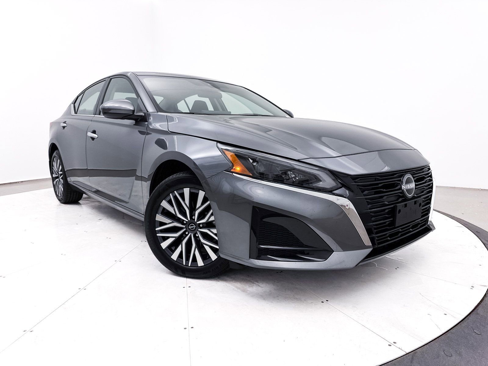 Used 2024 Nissan Altima 2.5 SV w/ SV Premium Package image 1