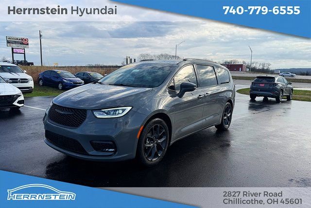 Used 2022 Chrysler Pacifica Touring-L w/ S Appearance Package image 3