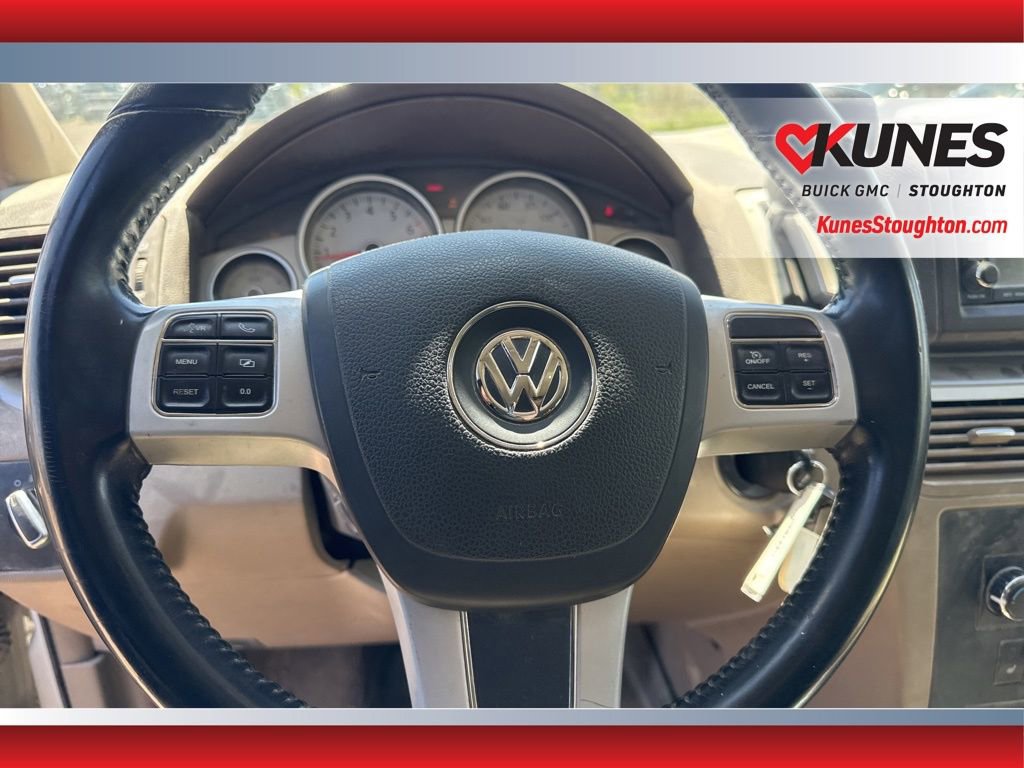 Used 2011 Volkswagen Routan SE FWD image 19