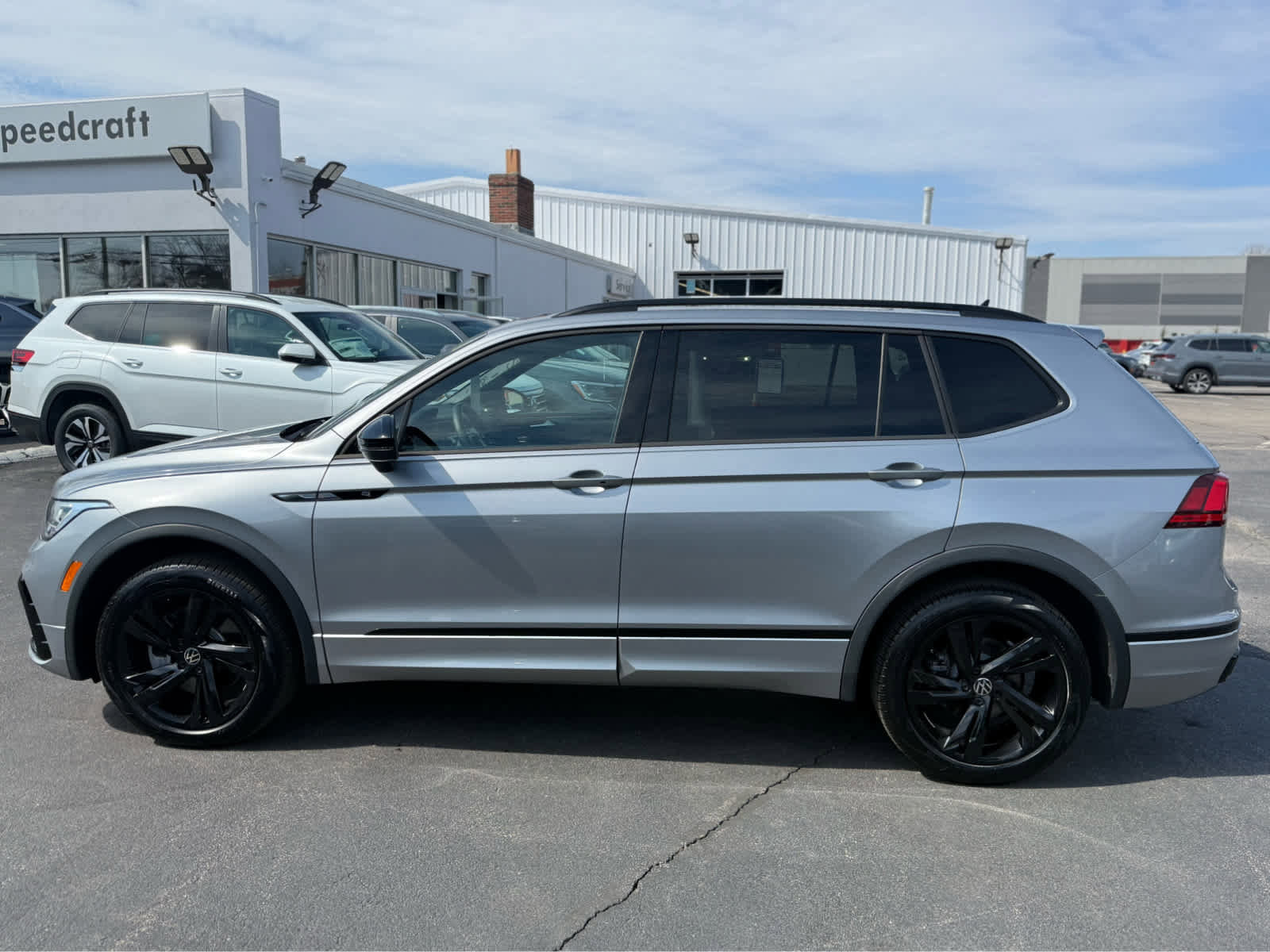 Certified 2024 Volkswagen Tiguan SE R-Line image 4