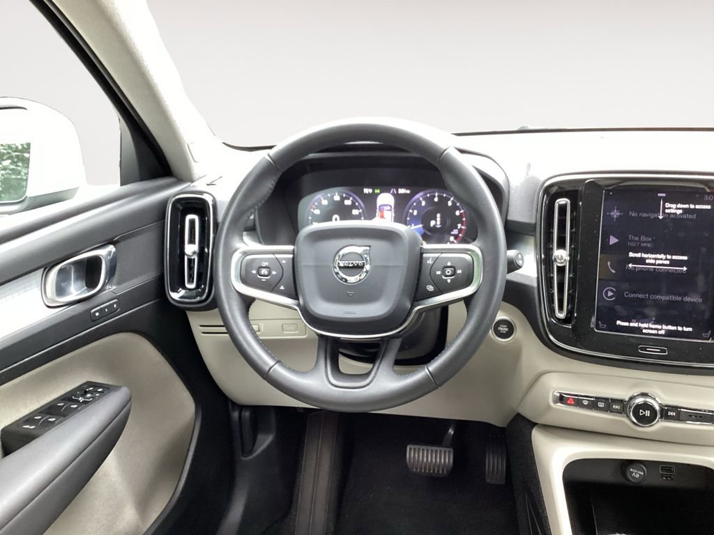 Used 2020 Volvo XC40 T5 Momentum image 3