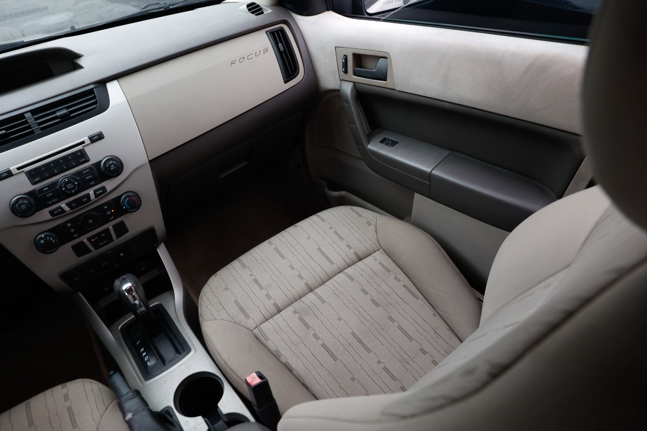 Used 2010 Ford Focus SE image 22