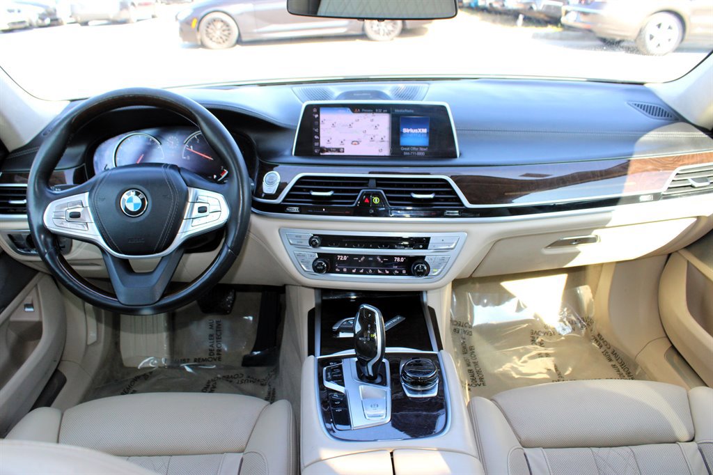 Used 2017 BMW 750i RWD image 11