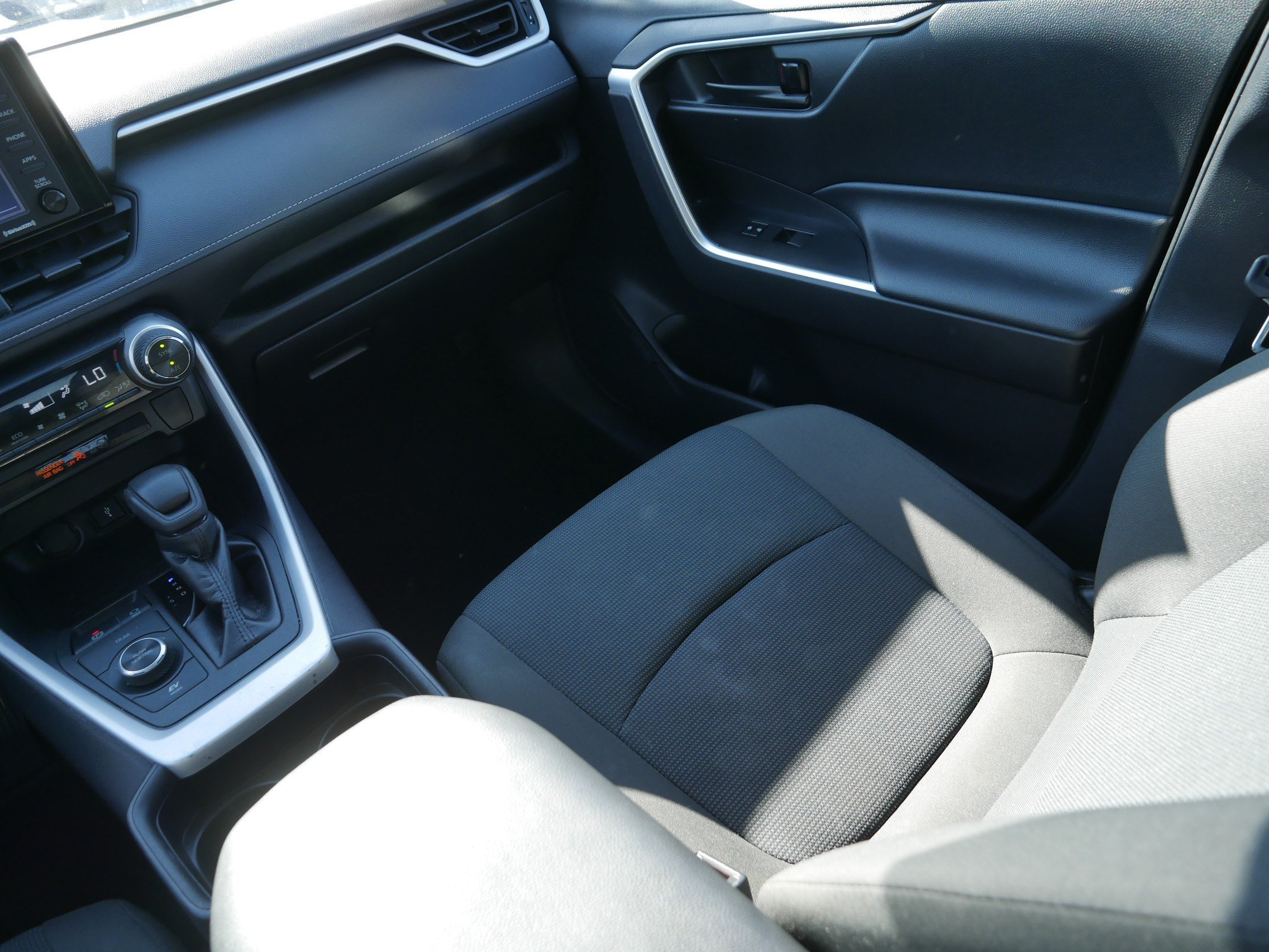 Used 2021 Toyota RAV4 LE AWD/4WD image 11