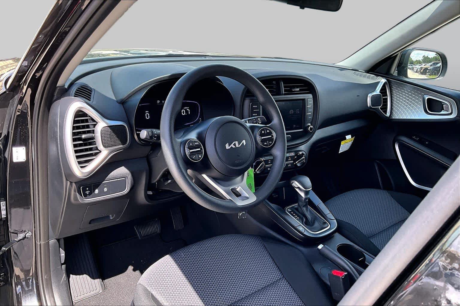 Certified 2025 Kia Soul LX w/ LX Technology Package FWD image 16