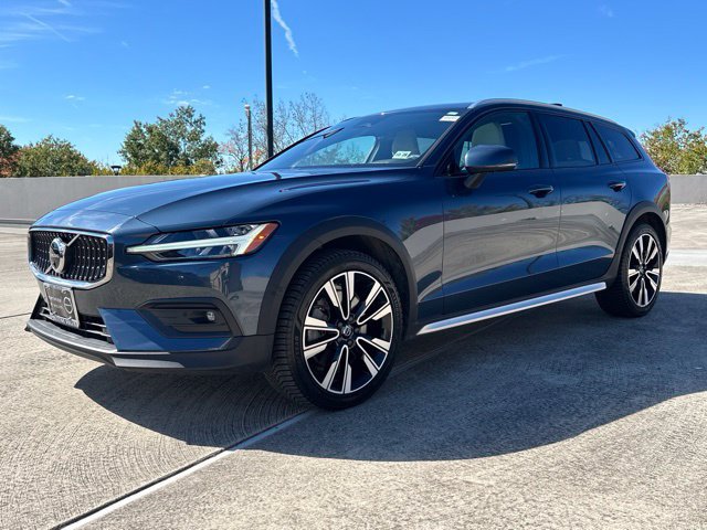 Certified 2024 Volvo V60 B5 Cross Country Ultimate w/ Protection Package Premier AWD/4WD image 4