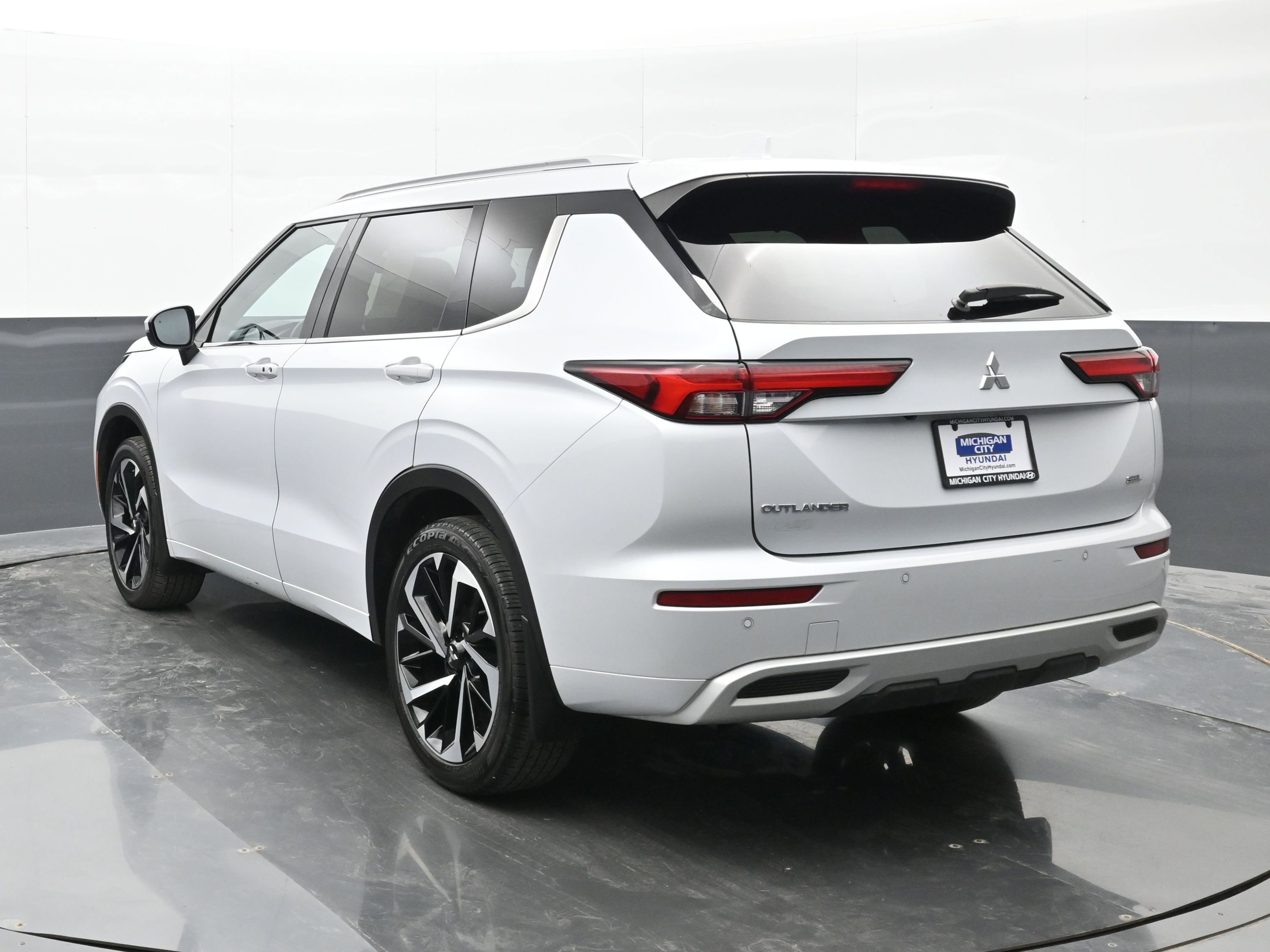 Used 2024 Mitsubishi Outlander SEL AWD/4WD image 2