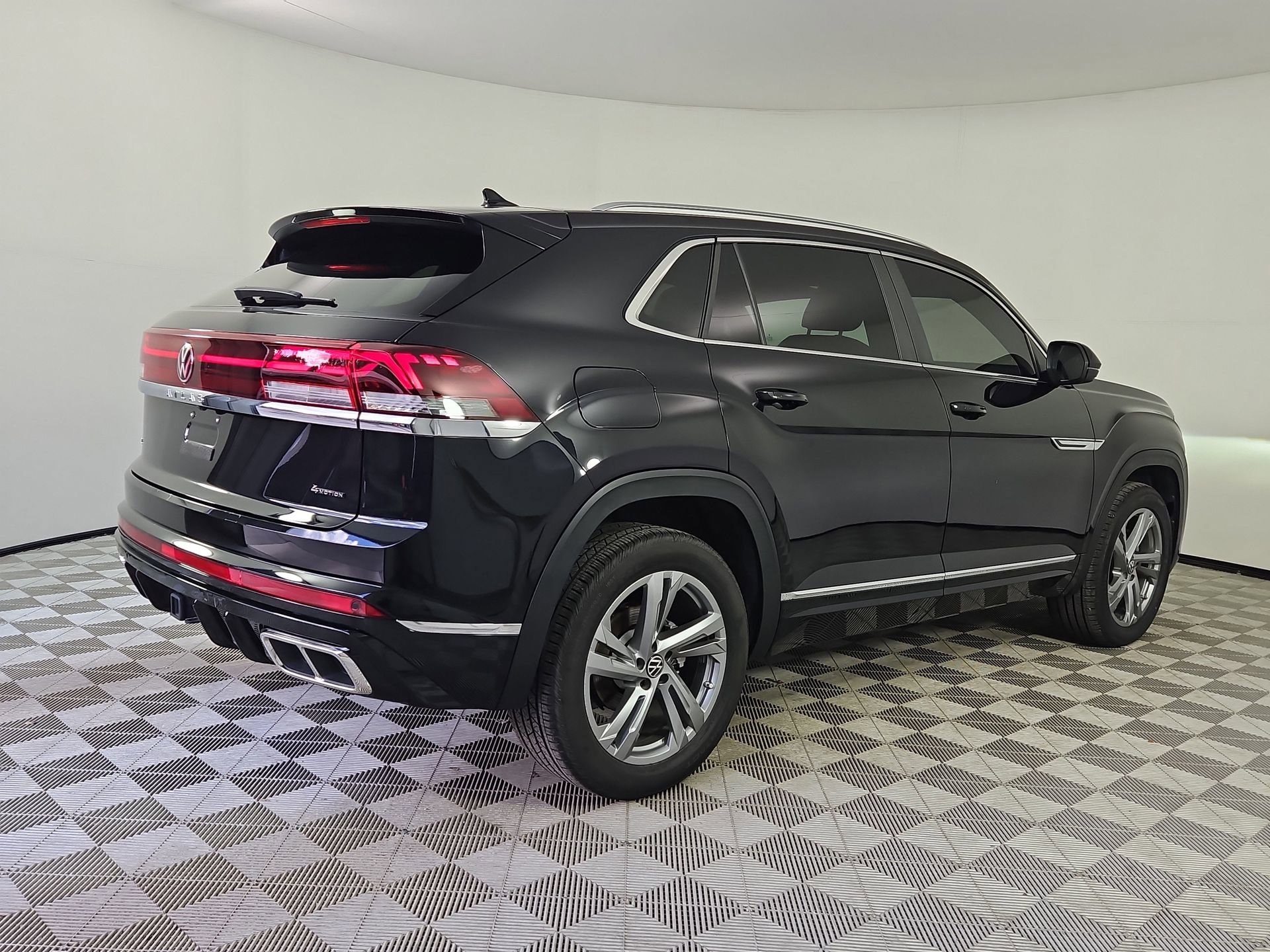 Used 2024 Volkswagen Atlas Cross Sport SEL R-Line AWD/4WD image 7