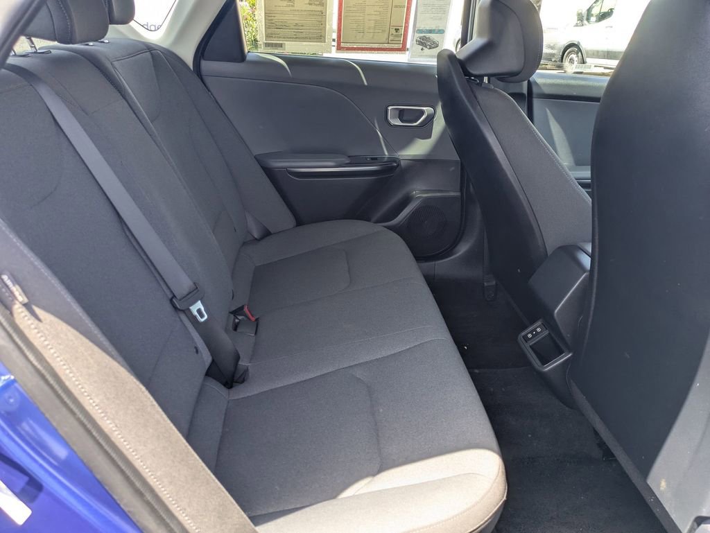 Used 2025 Kia K4 LXS image 32