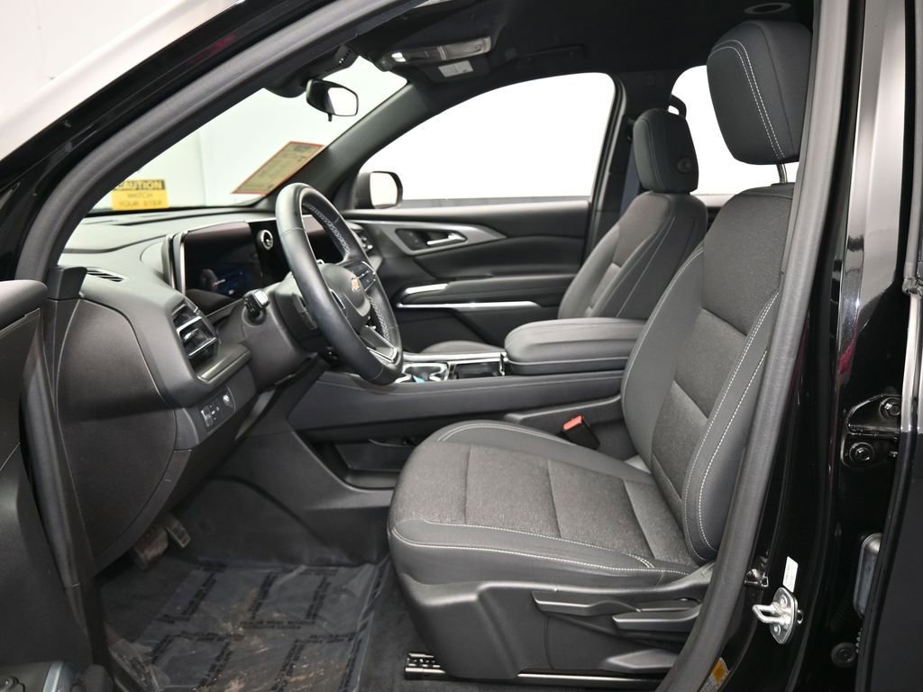 Used 2024 Chevrolet Traverse LS image 11