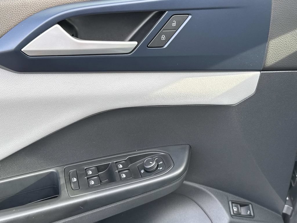 Used 2023 Volkswagen Taos SE w/ Panoramic Sunroof Package FWD image 18