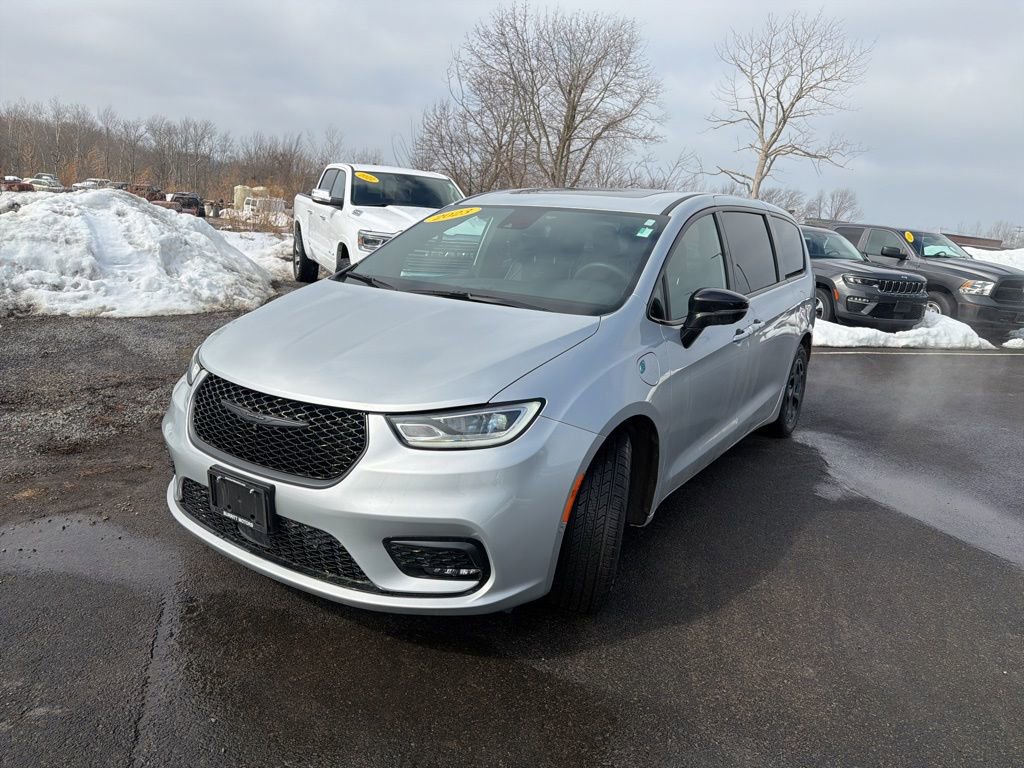 Used 2023 Chrysler Pacifica Limited w/ S Appearance Package image 3