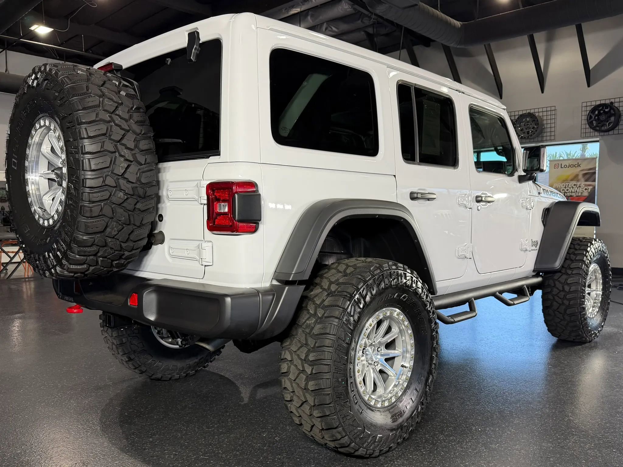 Used 2025 Jeep Wrangler Unlimited Rubicon image 14