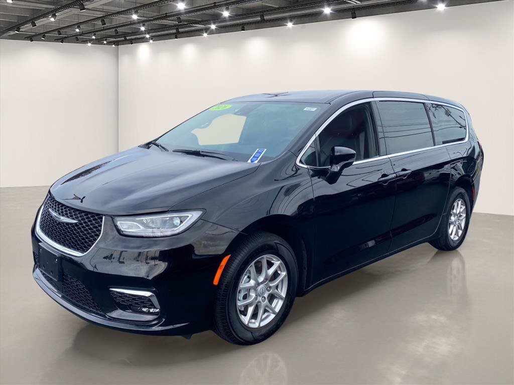 Used 2026 Chrysler Pacifica Select FWD image 3