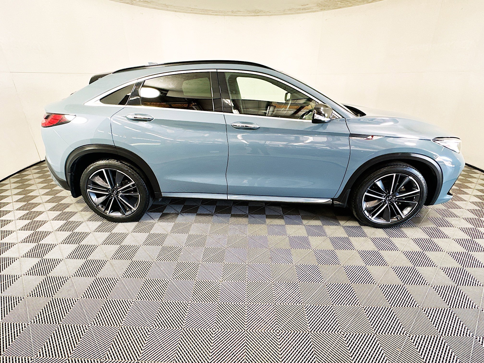 Used 2023 INFINITI QX55 Luxe w/ Cargo Package image 2