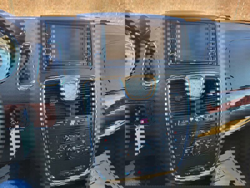 Used 2016 Chrysler Town & Country Touring-L image 18