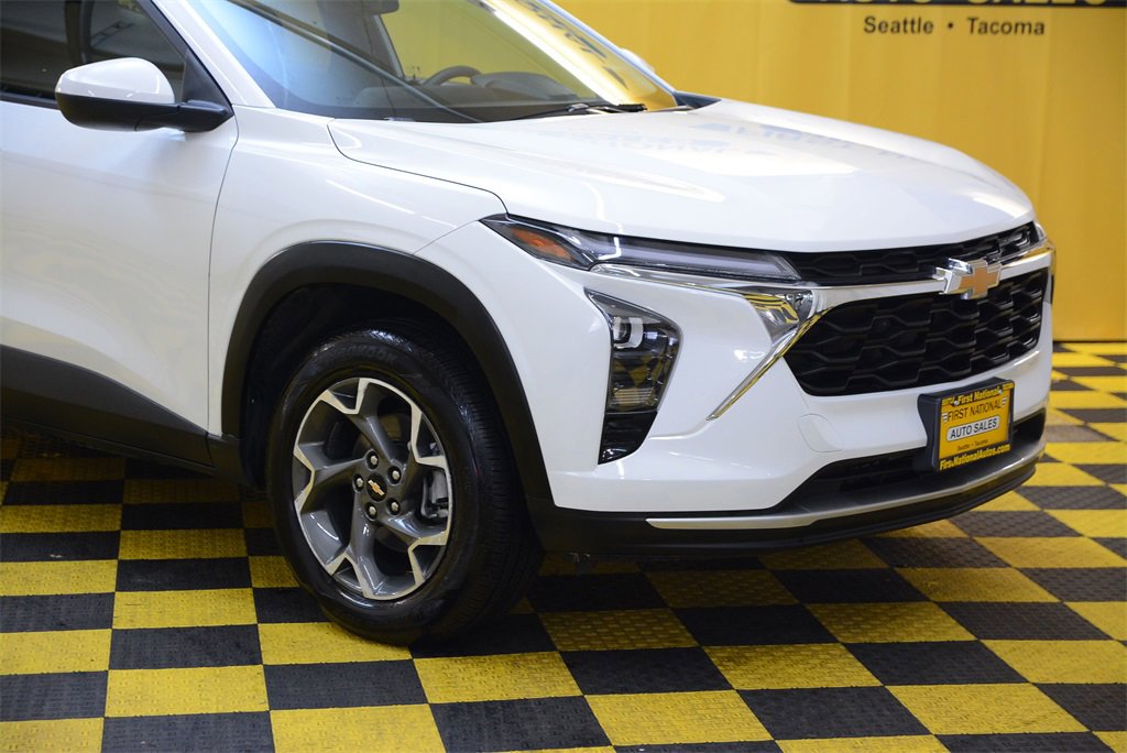 Used 2025 Chevrolet Trax LT image 3