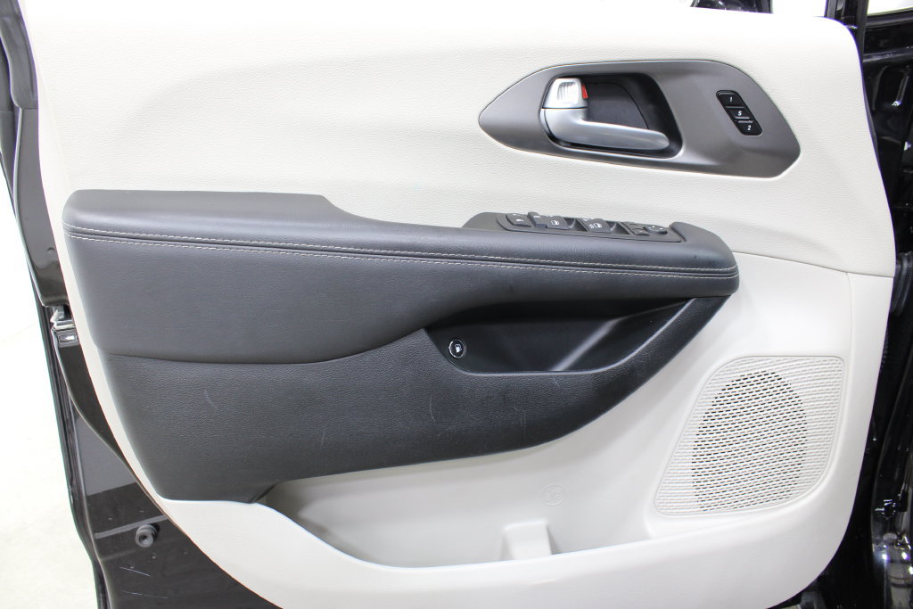 Used 2024 Chrysler Pacifica Limited FWD image 17