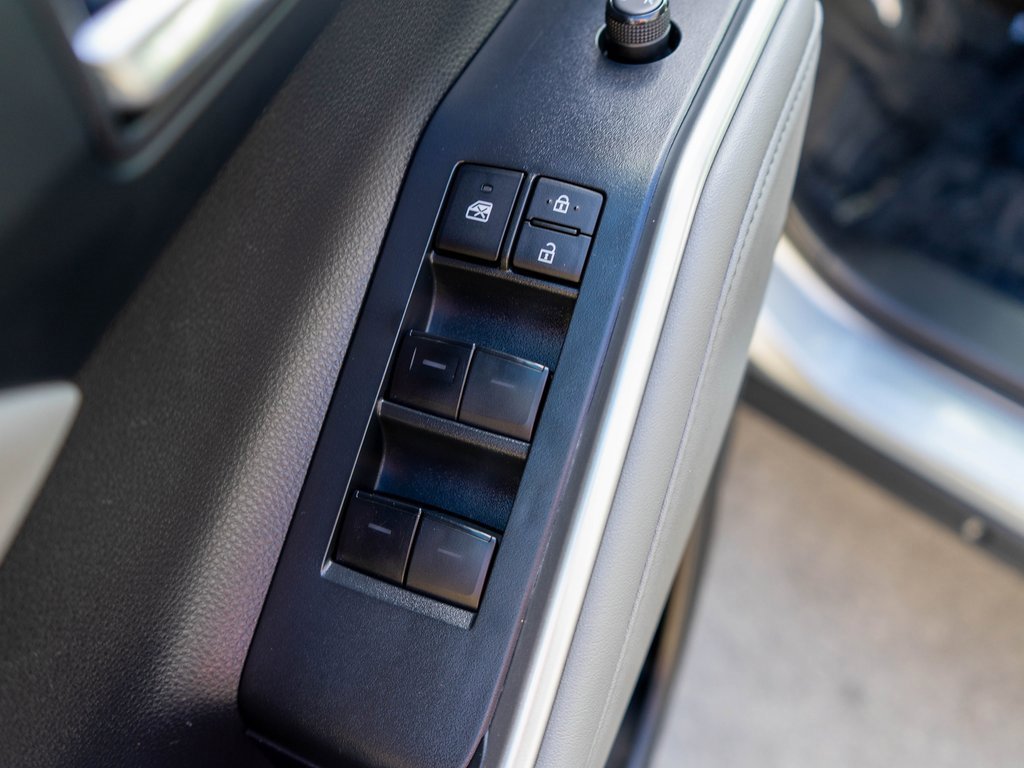 Used 2023 Toyota Highlander L image 19