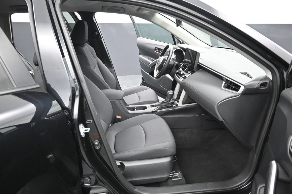 Used 2025 Toyota Corolla Cross LE FWD image 31