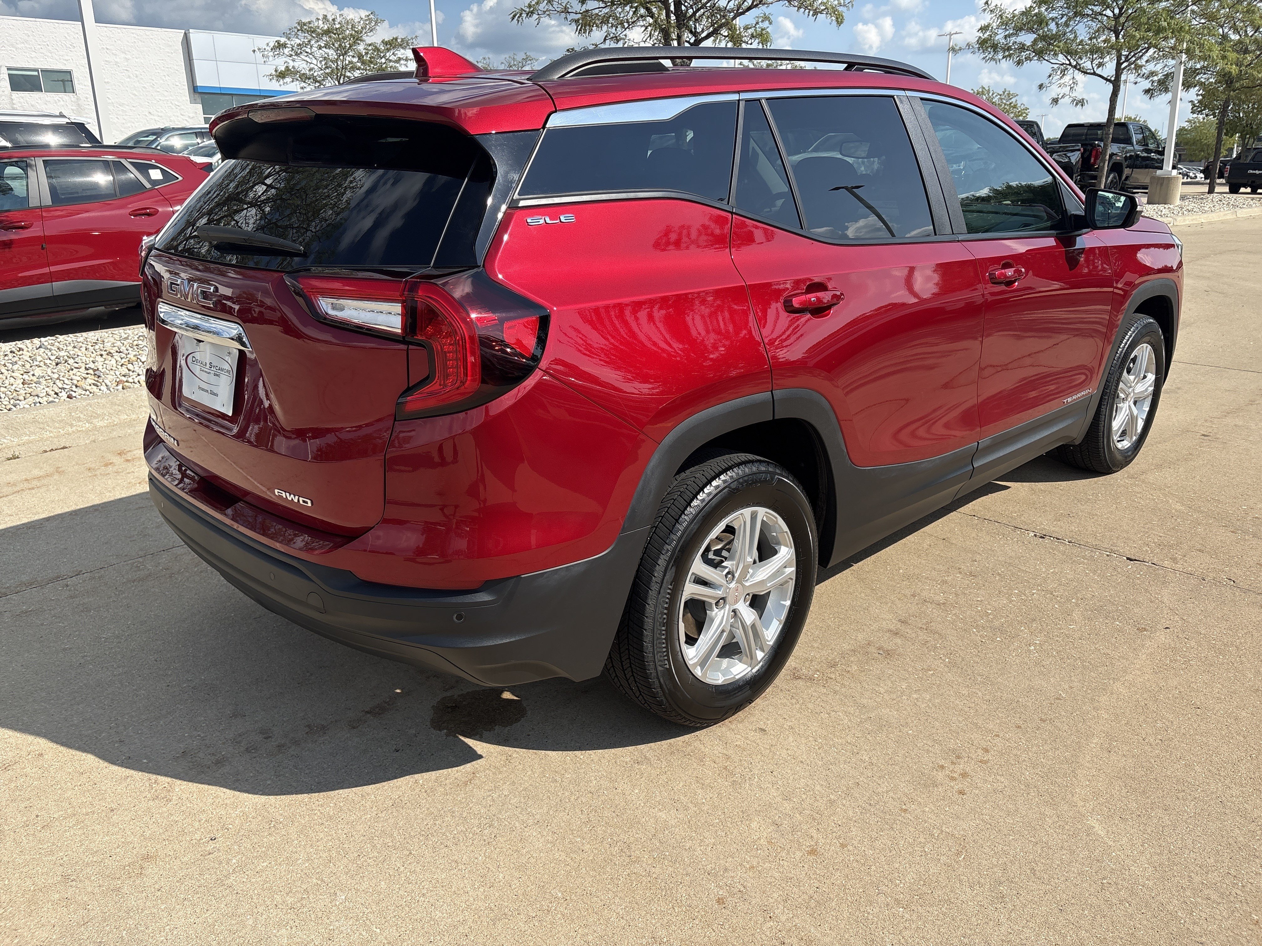 Used 2024 GMC Terrain SLE w/ Driver Convenience Package AWD/4WD image 8