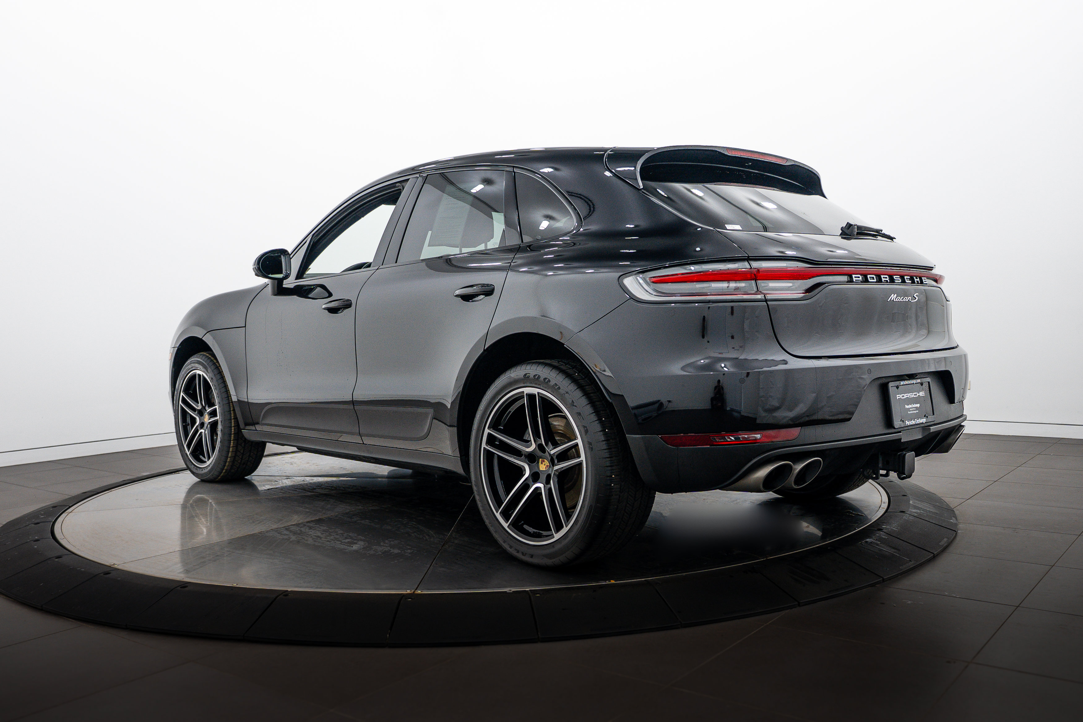 Certified 2021 Porsche Macan S AWD/4WD image 3