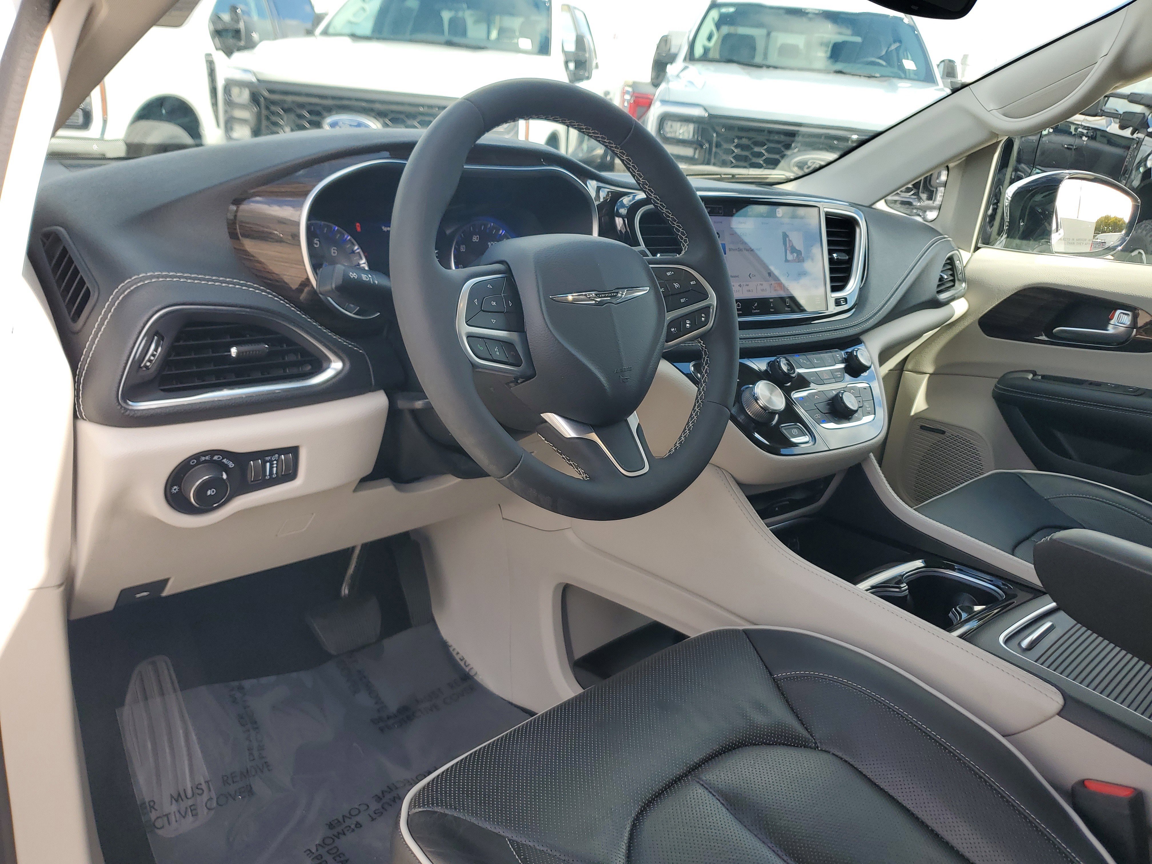 Used 2023 Chrysler Pacifica Limited w/ Uconnect Theater Family Group image 9