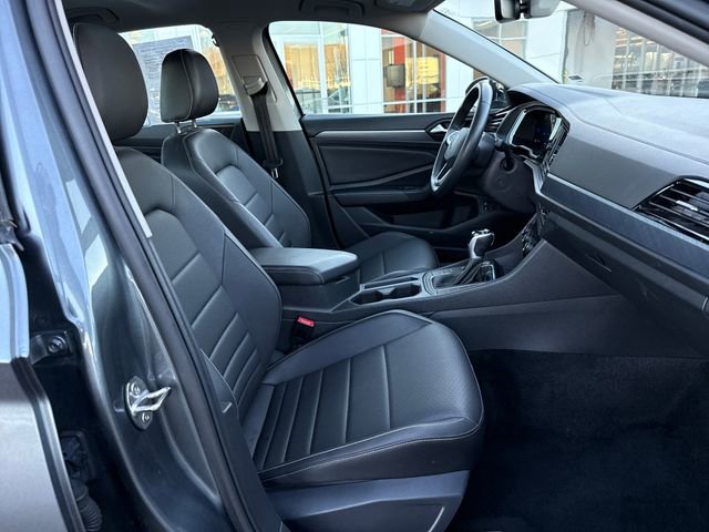 Used 2024 Volkswagen Jetta SE image 9