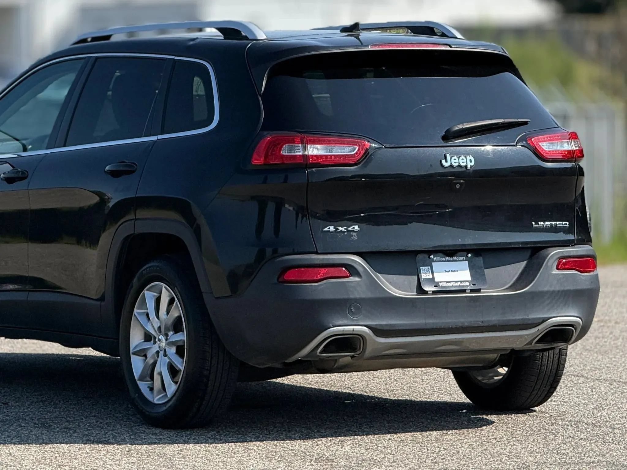 Used 2015 Jeep Cherokee Limited AWD/4WD image 16