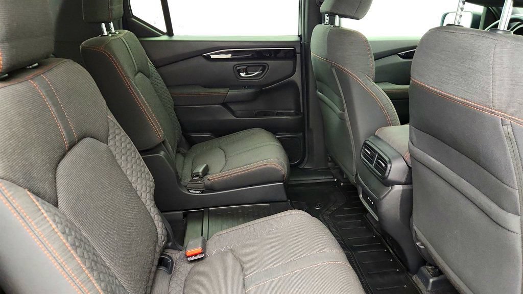 Used 2025 Honda Pilot Sport image 22