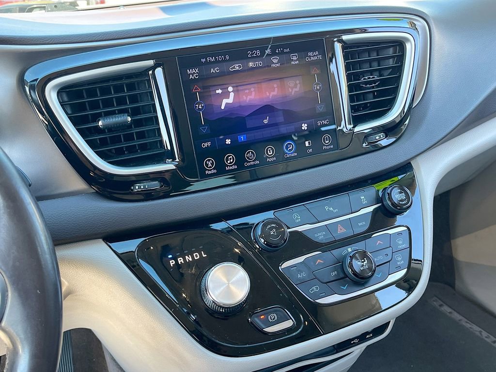 Used 2017 Chrysler Pacifica Touring-L image 15