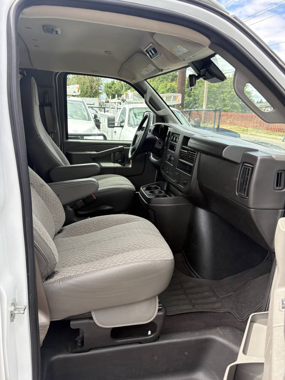 Used 2025 GMC Savana 3500 LT w/ LT Preferred Equipment Group RWD image 23