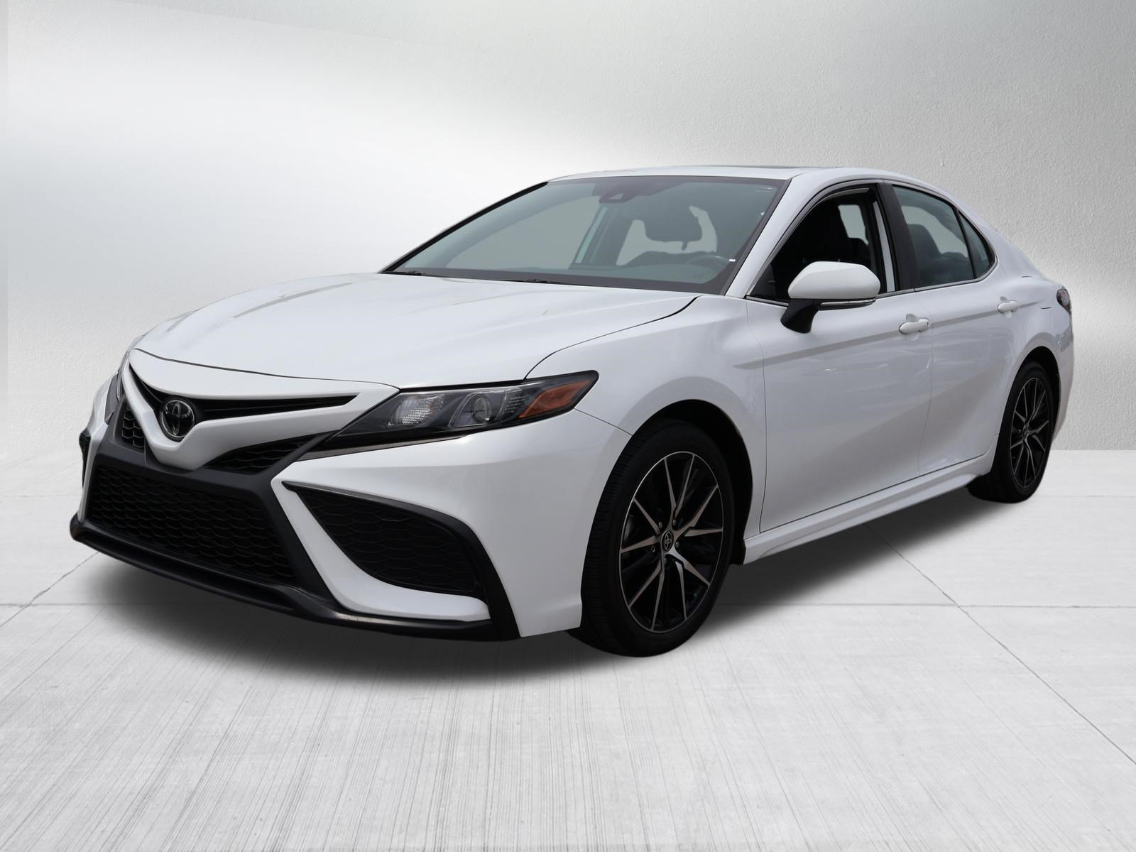 Used 2024 Toyota Camry SE w/ Convenience Package FWD image 3