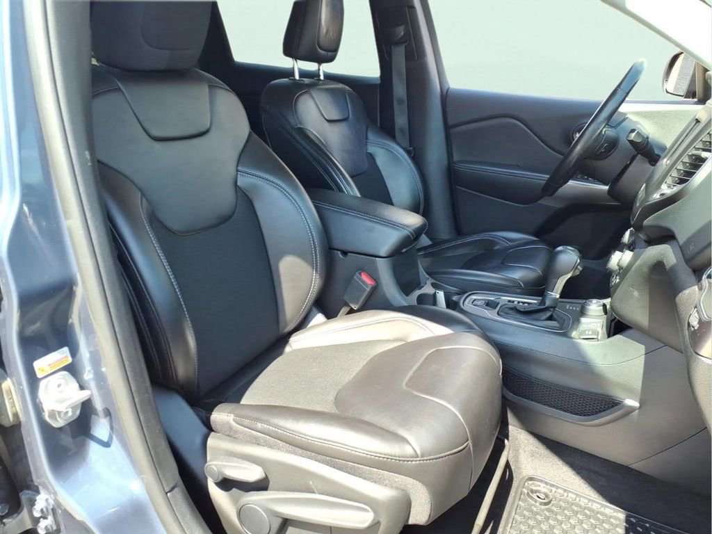 Used 2020 Jeep Cherokee Latitude Plus w/ Cold Weather Group image 11