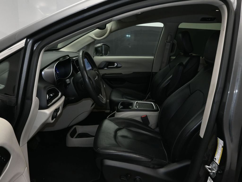 Used 2022 Chrysler Pacifica Touring-L image 14