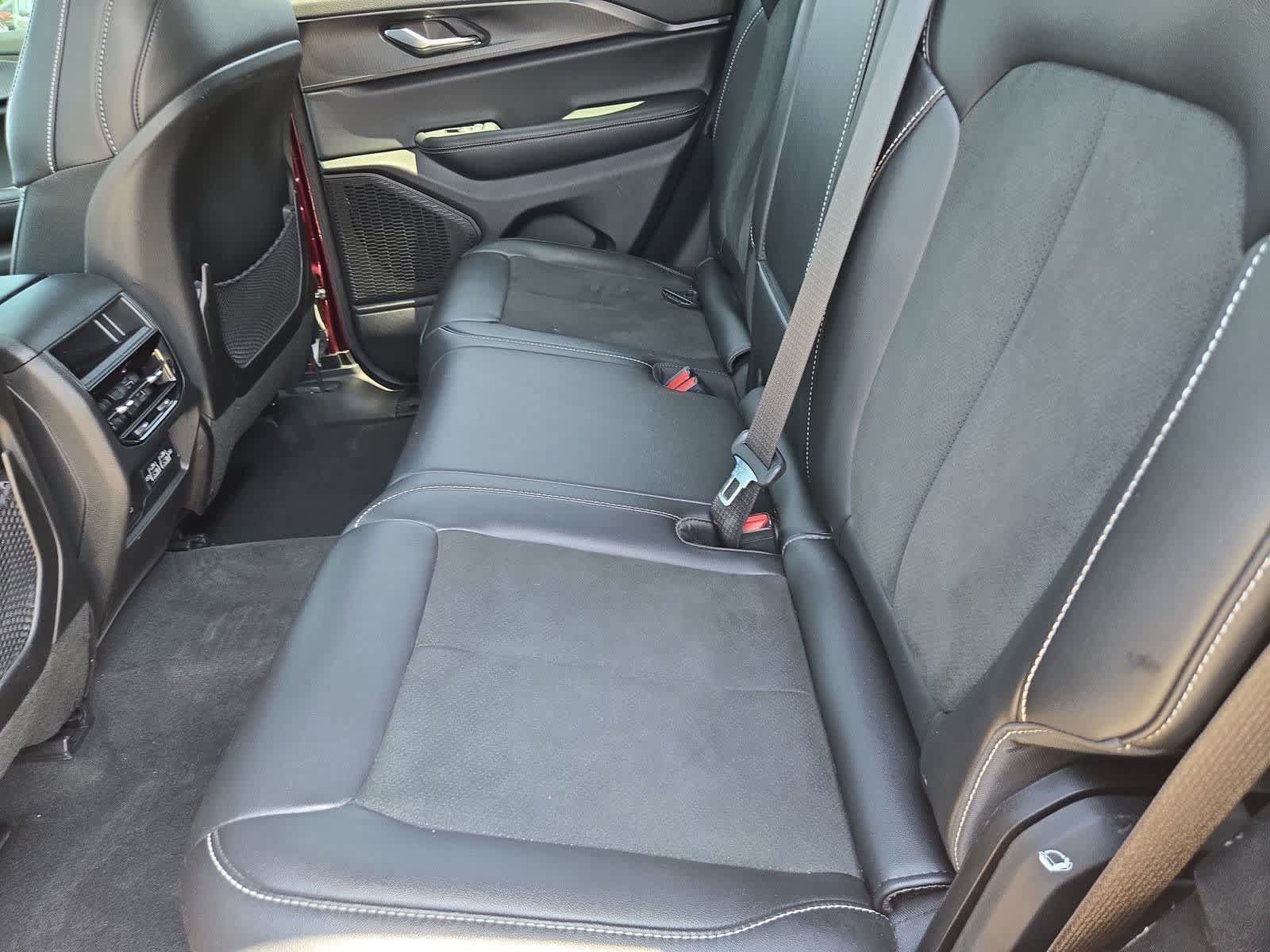 Used 2025 Jeep Grand Cherokee Altitude RWD image 18