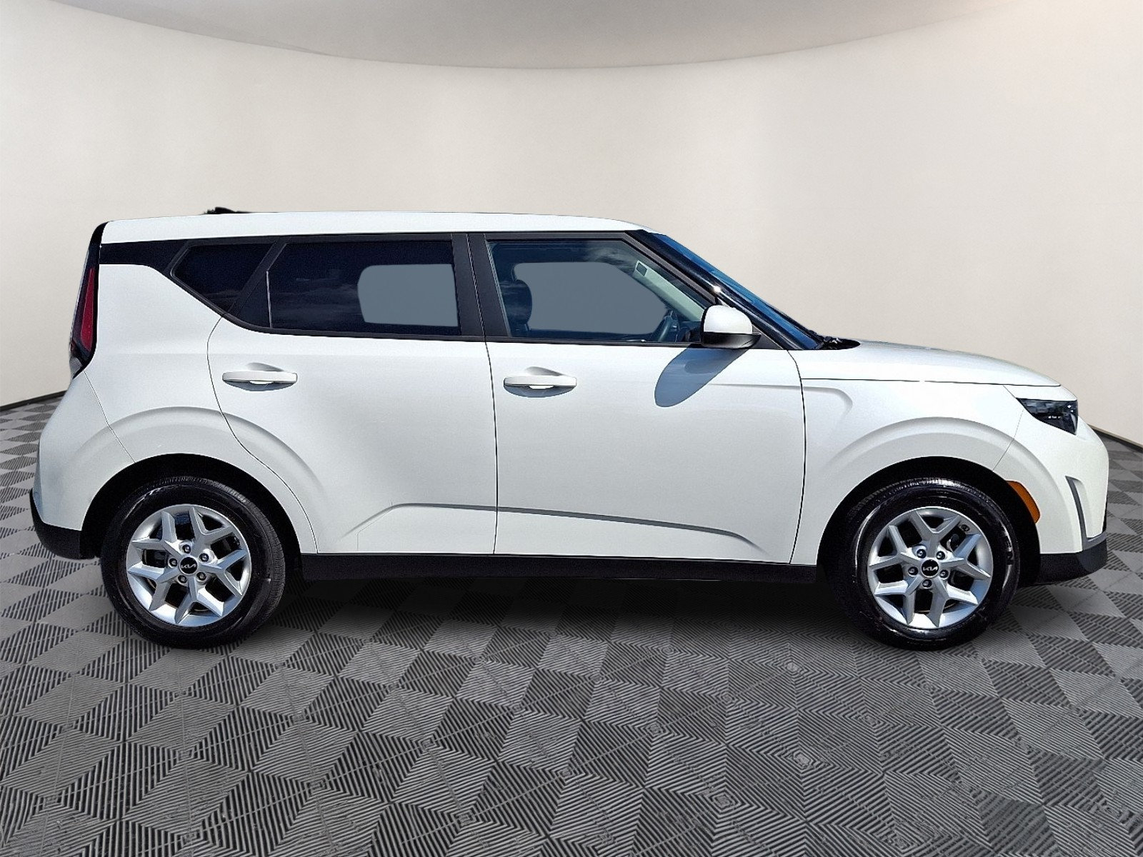 Certified 2025 Kia Soul LX w/ LX Technology Package FWD image 7