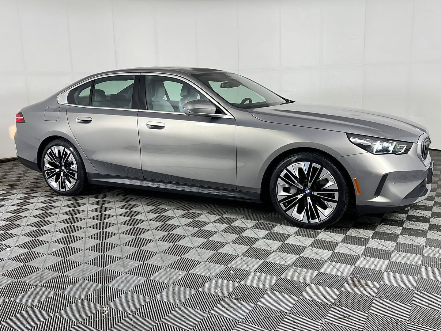 Certified 2024 BMW 540i xDrive w/ Premium Package AWD/4WD image 3